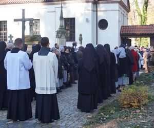 1 listopada na cmentarzu przy ul. Lipowej w Lublinie. Mieszkańcy odwiedzają groby swoich bliskich