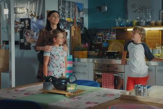 M jak miłość, odcinek 1833. Iza (Adriana Kalska), Maja (Laura Jankowska), Szymek (Staś Szczypiński)