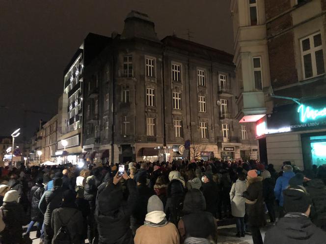 Na ulicach Katowic pojawiły się tłumy. Protestujący szli pod hasłem: "Ani jednej więcej" [ZDJĘCIA]