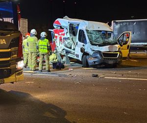 Wypadek na S2. Ciężarówka wjechała w samochód dostawczy kuriera