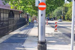 Chodnikowy slalom na Pomorskiej we Wrocławiu. Mieszkańcy: Jak piesi mają tędy chodzić? 