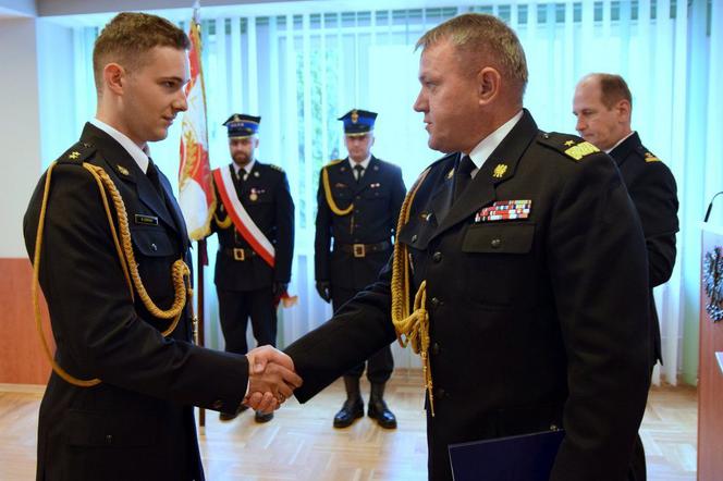 Młodzi strażacy otrzymali nominacje oficerskie. Zostaną skierowani do podkarpackich jednostek [FOTO]