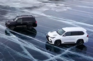 Potężne SUV-y tańczyły na lodzie. Zobacz, co poszło nie tak! - WIDEO