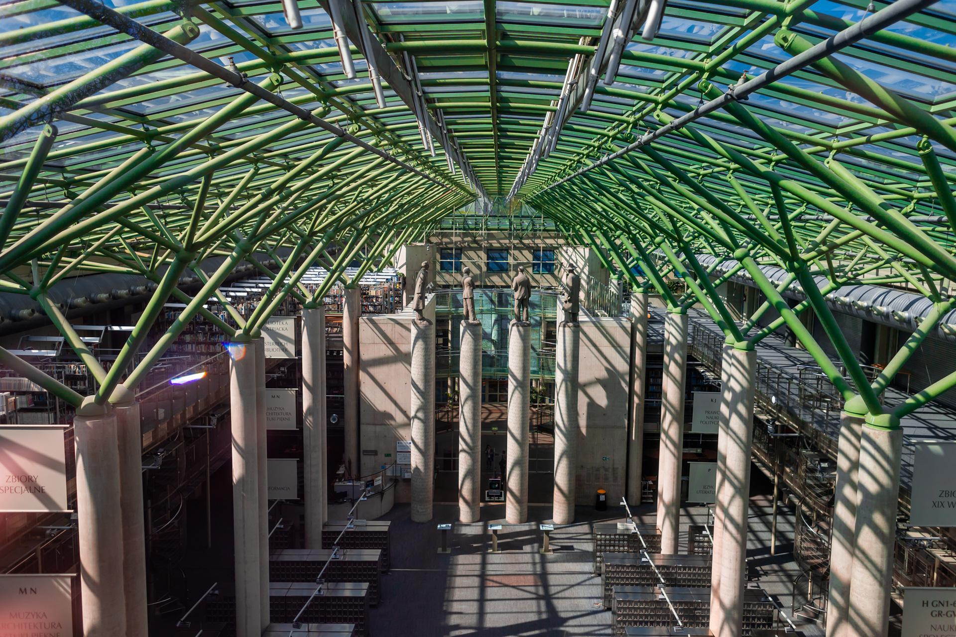 Biblioteka Uniwersytecka w Warszawie - zdjęcia. Zobacz postmodernistyczną ikonę, którą kiedyś uznawano za kicz