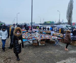 Giełda samochodowa w Łodzi. Przyciąga klientów, ale sprzedawcy nie są zadowoleni