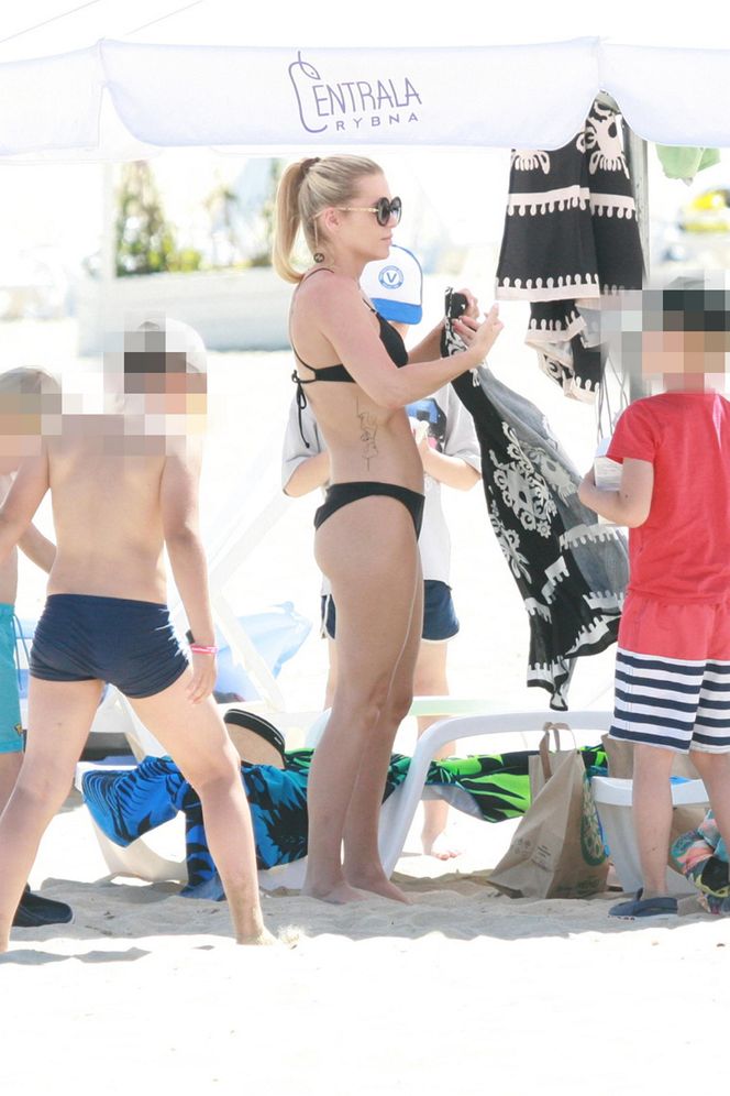 Marlena Muranowicz, wkrótce była żona Mroczka w bikini na plaży.