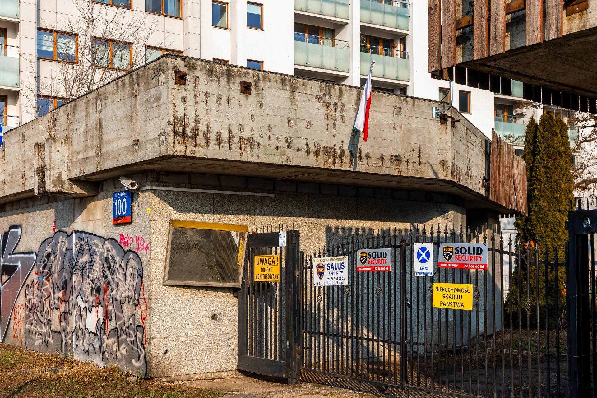 Szpiegowo, blok na Sobieskiego 100 w Warszawie