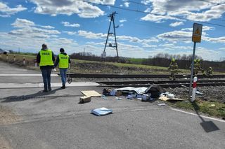 Bus wjechał pod pociąg! 29-letni kierowca nie miał szans [ZDJĘCIA]