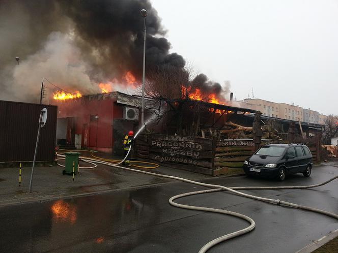 Pożar w Bieruniu: Spalił się zakładowy dom kultury Karlik [ZDJĘCIA]