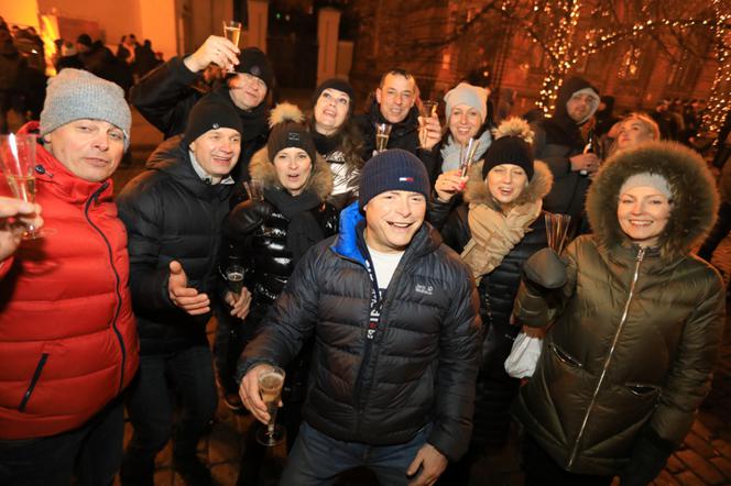 Toruń przywitał rok 2020! Popłynął deszcz konfetti!