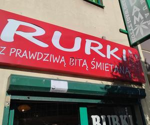 Rurki na Woli - przed lokalem stoją tłumy