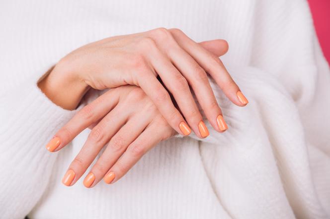 Peach fuzz to najmodniejszy kolor w tym roku - także na paznokciach