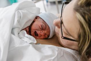 Dziwne objawy u noworodka - dlaczego malec ma sine rączki, opuchnięte oczka i cały drży?