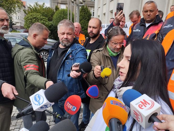 Konferencja prasowa hutników przed Ministerstwem Przemysłu w Katowicach