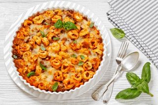 Przepis, który uratuje każdy obiad. Zapiekanka po grecku z tortellini i fetą