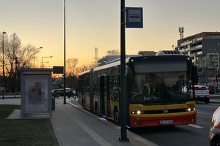 Tragiczne potrącenie w Warszawie. 16-latka została wciągnięta pod autobus. Wstrząsające szczegóły 