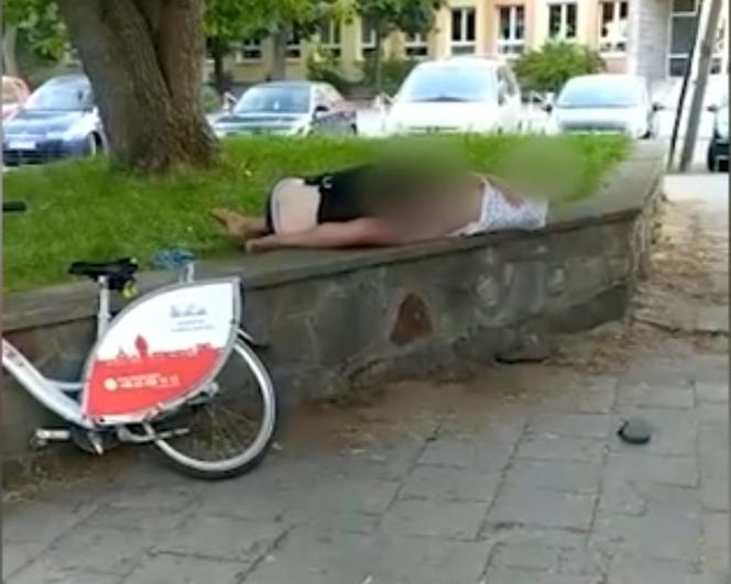 Konin. Para uprawiała SEKS w centrum miasta! Nagranie wyciekło do sieci [ZDJĘCIA]