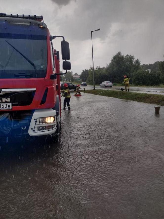 Nawałnice i burze w Świętokrzyskiem. Ponad 200 interwencji strażaków. Droga w Ćmielowie całkowicie zniszczona [ZDJĘCIA].