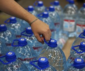 Bakterie kałowe w znanej wodzie mineralnej. 2 miliony butelek do utylizacji