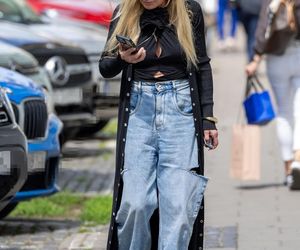 Monika Olejnik w butach Miu Miu za krocie i porwanych dżinsach! Ta stylizacja szokuje