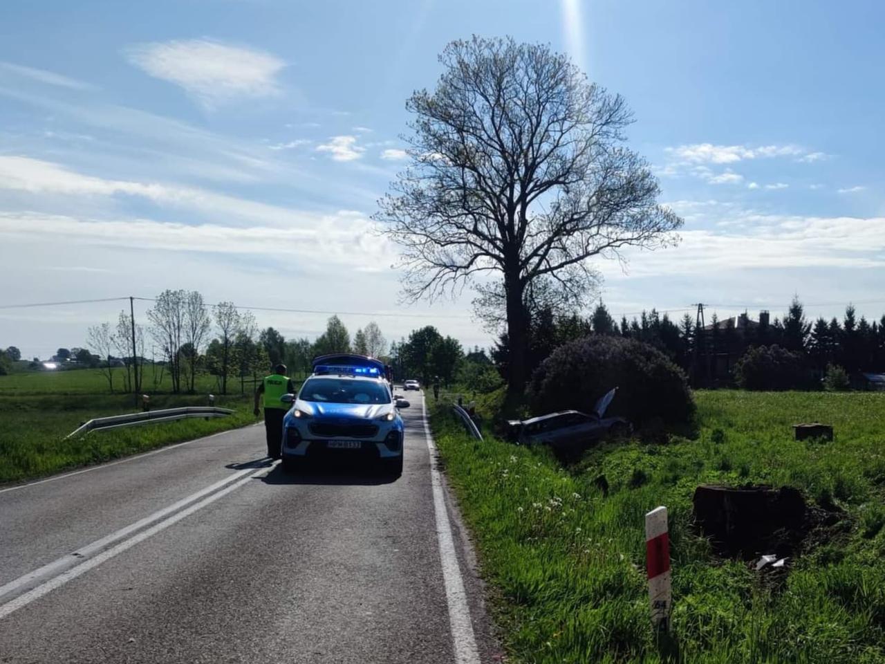 Niebezpieczny wypadek w Zaleskich. Samochód prowadzony przez nietrzeźwego kierowcę wypadł z drogi