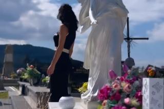 Justyna Steczkowska pozuje przy grobie mamy