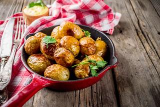 Młode ziemniaki zapiekane w oliwie 