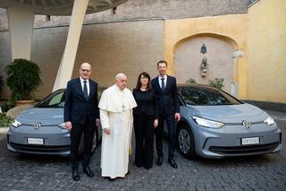 Papież będzie jeździł elektrycznym Volkswagenem. Nowe samochody dla Watykanu 