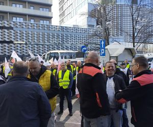 Protest hutników pod Węglokoksem w Katowicach. Co innego nam mówią, a co innego robią