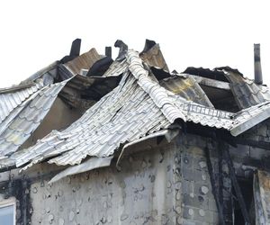 Blok przy ul. Powstańców w Ząbkach po pożarze