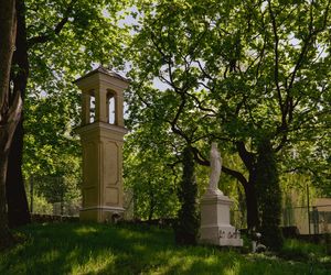 Szkoła projektu Romualda Gutta w Wilnie. Kapliczki obok szkoły