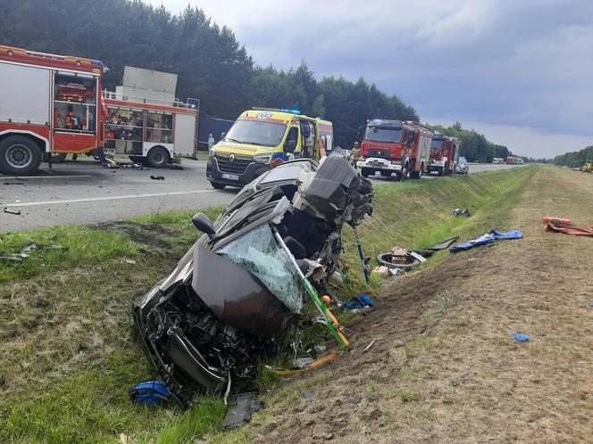 Śmiertelny wypadek pod Łowiczem. Czterech mężczyzn z busa zginęło w zderzeniu z tirem [ZDJĘCIA].