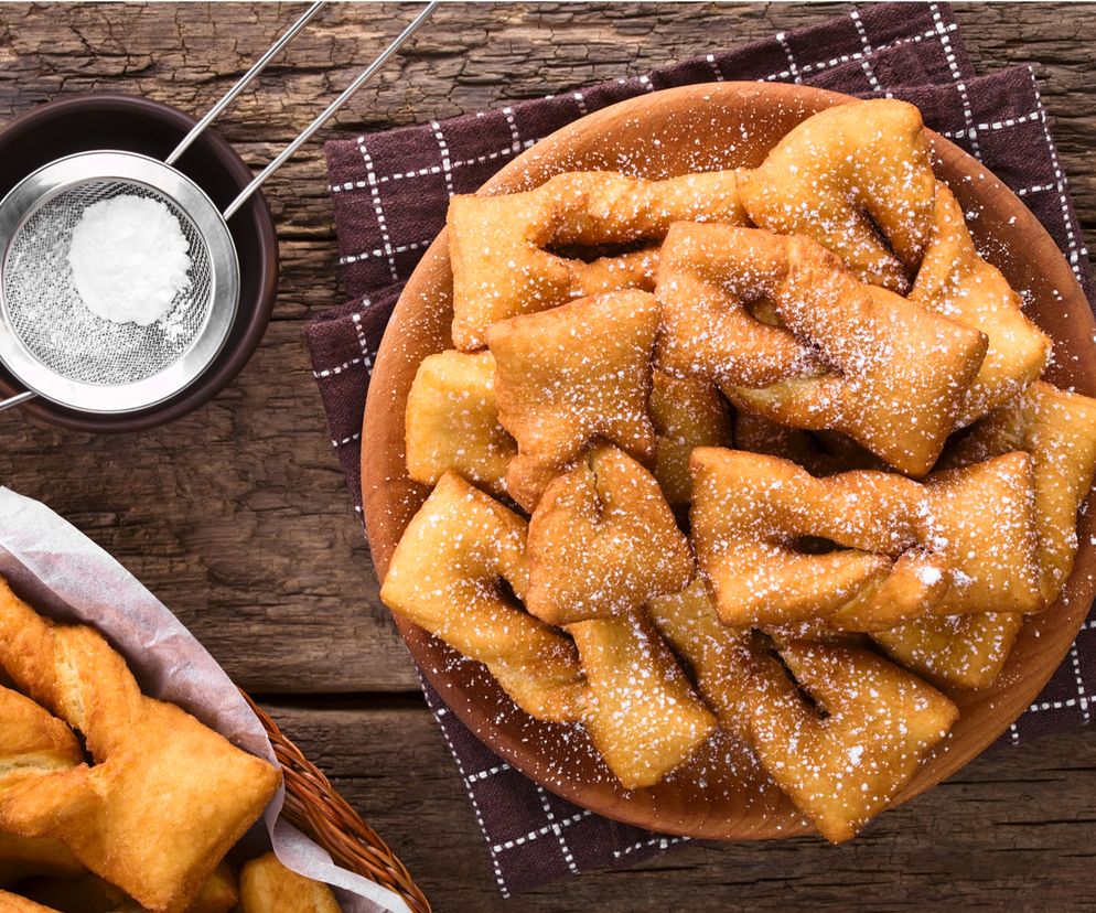 Faworki bez smażenia: chrust na kefirze z piekarnika [WIDEO]