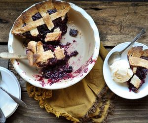 Kruche ciasto z mąki kokosowej ze śliwkami. Keto przepis na słodki wypiek prawie bez kalorii