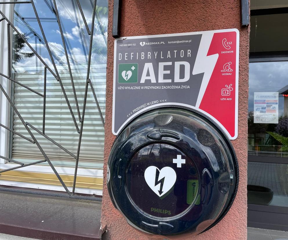 Defibrylator AED na budynku LO w Starym Sączu 