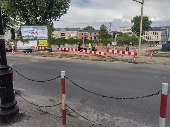 Przy skrzyżowaniu ulicy Cmentarnej z ul. ks. Jana Niedziałka w miejscu prac remontowo-budowlanych zostały ujawnione szczątki ludzkie nieznanego pochodzenia