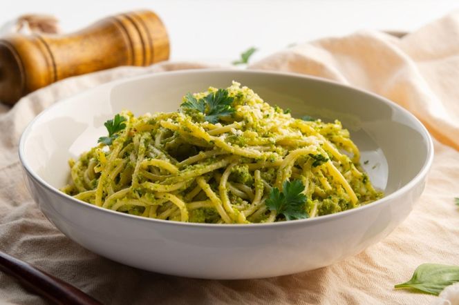 Zapomnij o klasycznym pesto. Z tego składnika wychodzi lekkie i orzeźwiające