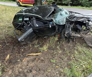 Powiat łukowski: Audi roztrzaskało się na drzewie