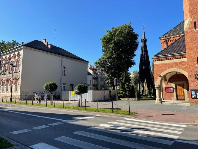 Nowy pomnik powstaje w centrum Nowego Sącza. Komu będzie poświęcony? 