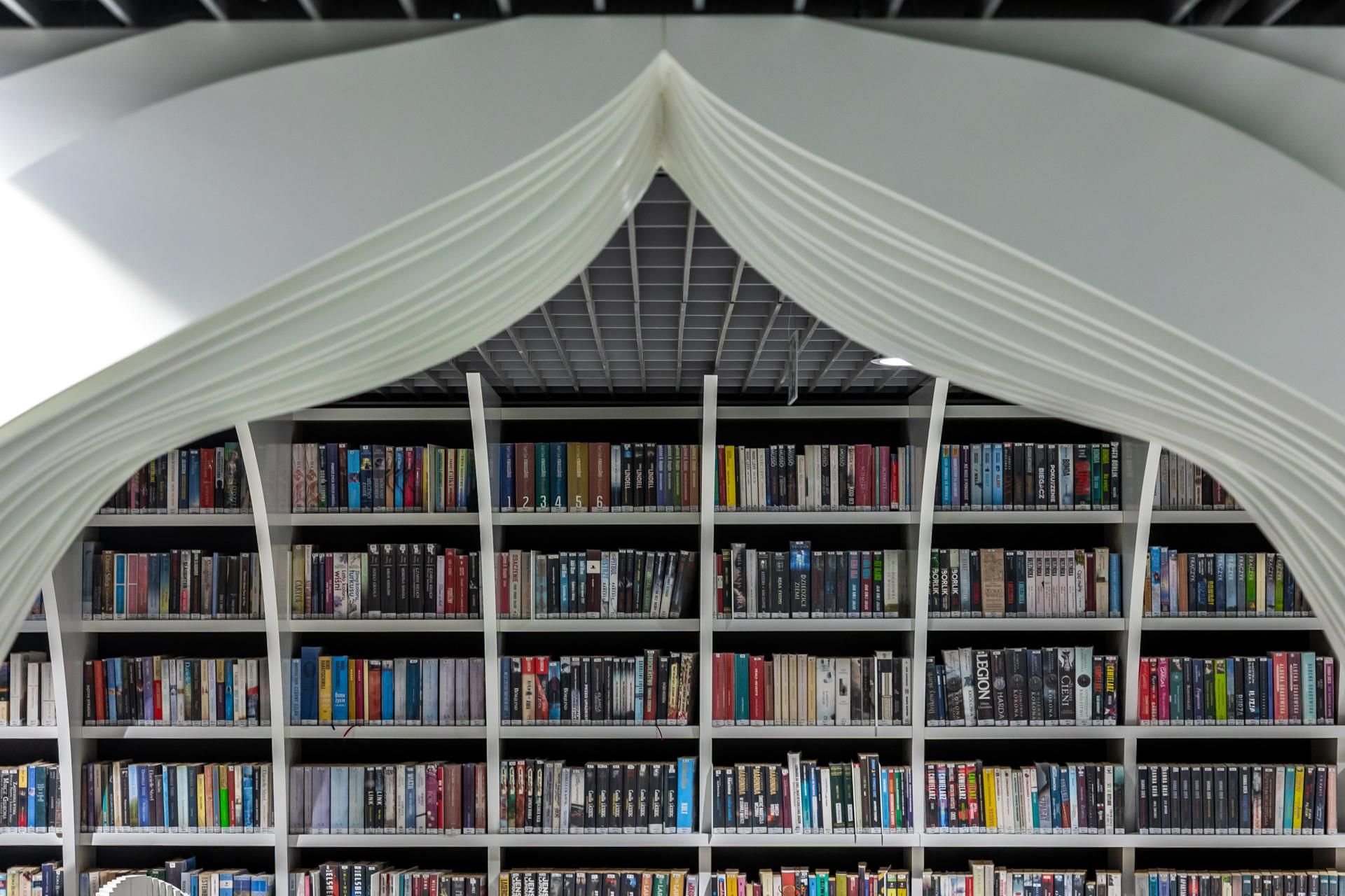 Metroteka – biblioteka na stacji metra M2 Kondratowicza w Warszawie