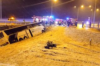 Tragedia na autostradzie A4. Autokar runął do rowu. Zginęła 1 osoba, jest 9 rannych! [ZDJĘCIA]