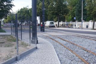 Zmiany na gorsze po remoncie ul. Cmentarnej? Znacznie zwężono chodnik przy nieogrodzonym torowisku