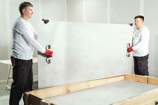 Płytki wielkoformatowe to hit wśród materiałów wykończeniowych. Jak je ułożyć?