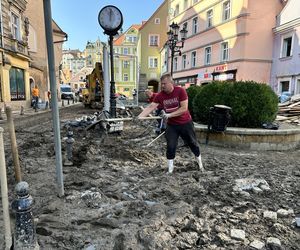 Mieszkańcy Kłodzka i Stronia Śląskiego rozpoczęli wielkie sprzątanie. Chcą zwalczyć skutki powodzi