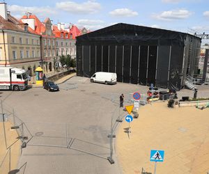 Przed sobotnim koncertem trwa budowa sceny na pl. Zamkowym w Lublinie