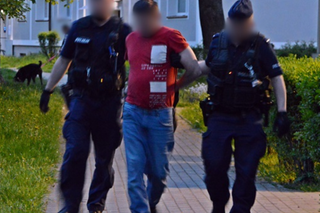 Tychy: Do mieszkania weszli policjanci i strażacy. Pijany lokator trafił do izby wytrzeźwień