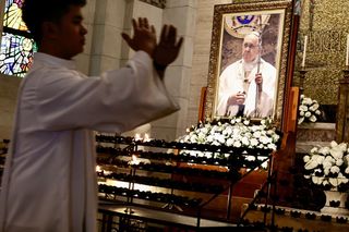 Poruszenie na całym świecie. Wierni żegnają papieża Franciszka