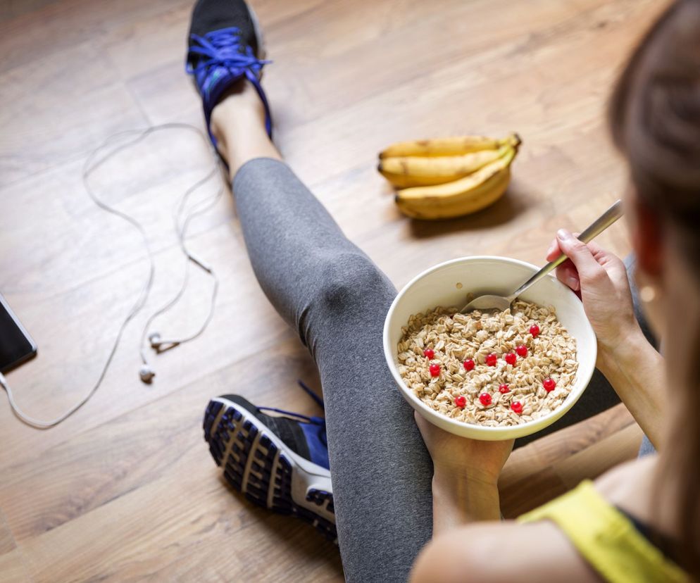 Dieta biegacza powinna uwzględniać zdrowe źródła węglowodanów złożonych, np. płatki owsiane.