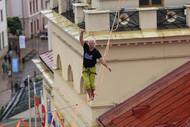   Urban Highline Festival 2023 w Lublinie. Slacklinerzy robią cuda na linach!