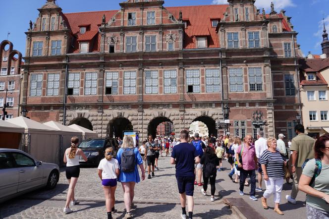 Tłumy turystów w Gdańsku. Ulice pękają w szwach